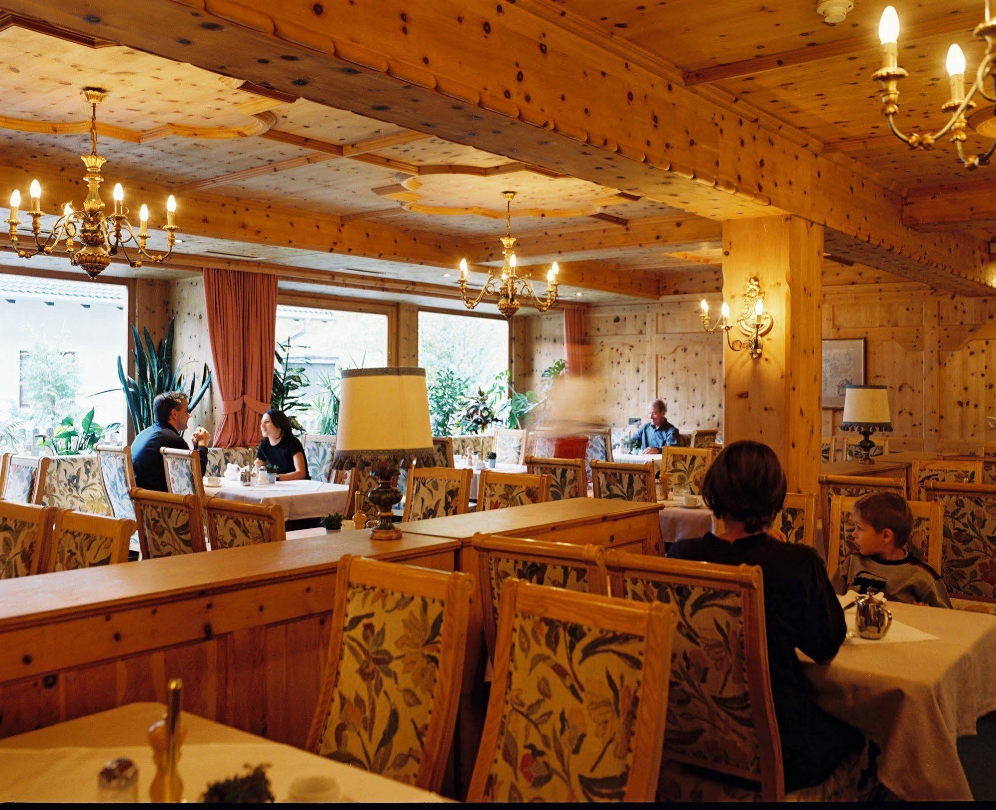 Hotel Kirchenwirt Kaunertal Exterior foto